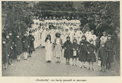 716591 Groepsportret van meisjes, lid van een club van het Franciscus Liefdewerk, die het zangspel 'Goudmuiltje' ...